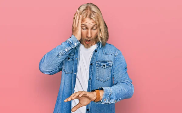 Biały Mężczyzna Blond Długimi Włosami Luźnej Kurtce Patrzący Zegarek Zmartwiony — Zdjęcie stockowe