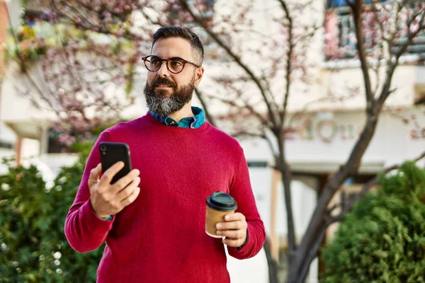 Jonge Spaanse Uitvoerende Man Met Smartphone Het Drinken Van Koffie — Stockfoto