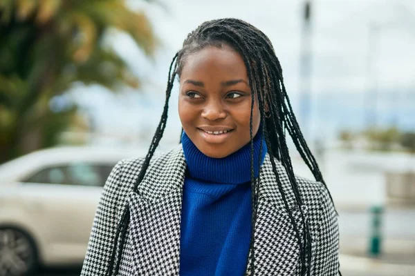 Genç Afrikalı Amerikalı Kadını Şehirde Mutlu Bir Şekilde Dikiliyor — Stok fotoğraf