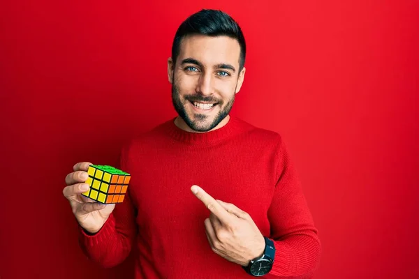 Genç Spanyol Adam Renkli Bulmaca Oyunu Oynuyor Zeka Küpü Zeka — Stok fotoğraf