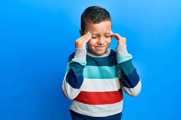 Mały Chłopiec Pasiastym Swetrze Ręką Głowie Ból Głowy Powodu Stresu — Zdjęcie stockowe