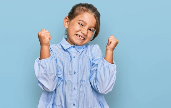 Pequena Menina Bonita Vestindo Roupas Casuais Muito Feliz Animado Fazendo — Fotografia de Stock