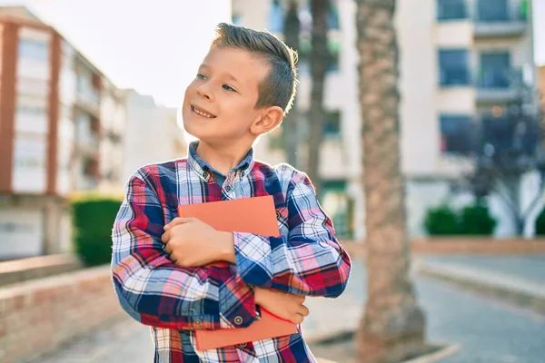 Adorable Estudiante Caucásico Sonriendo Feliz Sosteniendo Libro Pie Ciudad —  Fotos de Stock