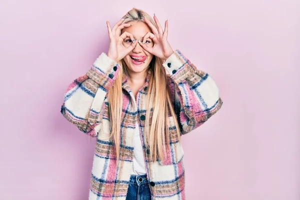 Chica Rubia Joven Con Ropa Casual Haciendo Buen Gesto Como —  Fotos de Stock