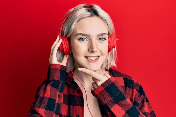 Jovem Loira Ouvindo Música Usando Fones Ouvido Sorrindo Feliz Apontando — Fotografia de Stock