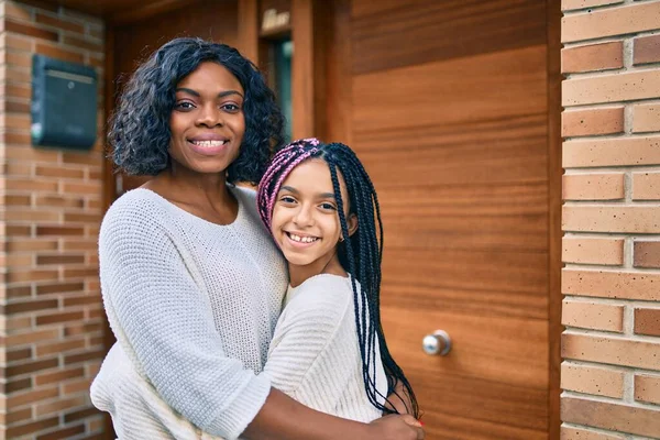 Güzel Afro Amerikan Anne Kızı Gülümsüyor Sarılıyorlar Yüzünde Tebessümle Şehirde — Stok fotoğraf