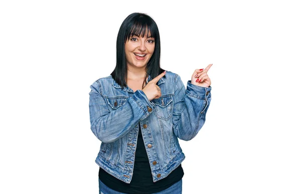 Mujer Hispana Joven Vistiendo Ropa Casual Sonriendo Mirando Cámara Apuntando — Foto de Stock