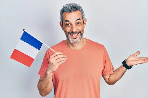 Gri Saçlı Yakışıklı Orta Yaşlı Adam Fransa Bayrağını Tutuyor Başarıyı — Stok fotoğraf