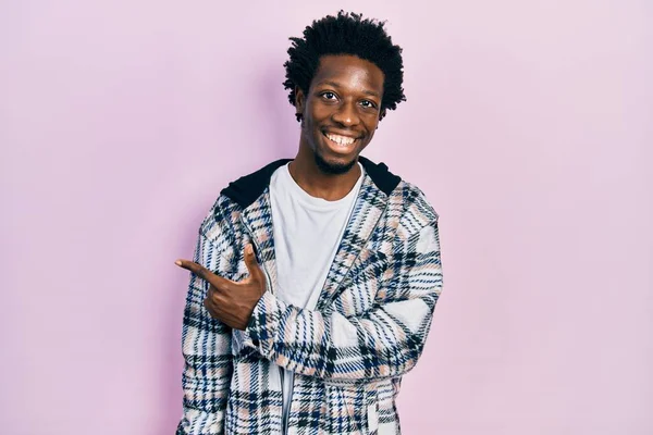 Νεαρός Αφροαμερικάνος Που Φοράει Καθημερινά Ρούχα Χαμογελώντας Χαρούμενος Δείχνοντας Χέρι — Φωτογραφία Αρχείου