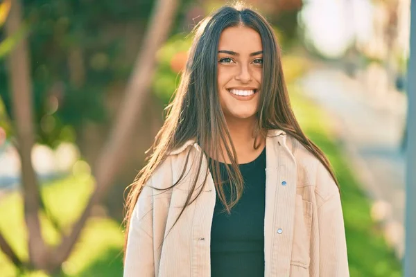 Giovane Ragazza Ispanica Sorridente Felice Piedi Parco — Foto Stock