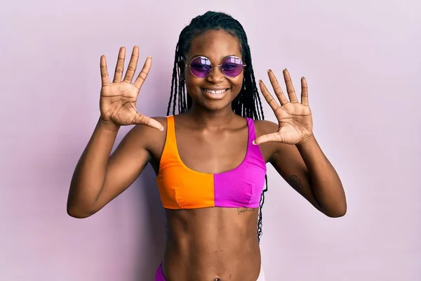 Ung Afrikansk Amerikansk Kvinna Klädd Bikini Och Solglasögon Som Visar — Stockfoto