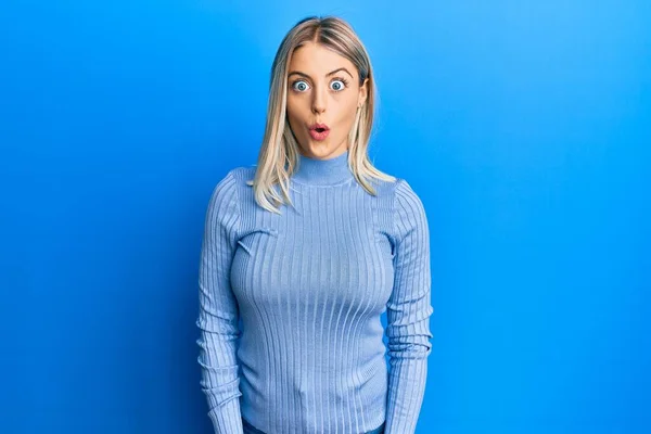 Mooie Blonde Vrouw Dragen Casual Kleding Bang Geschokt Met Verrassing — Stockfoto