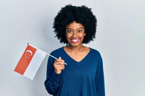 Mladá Africká Americká Žena Držící Singapurskou Vlajku Vypadá Pozitivně Šťastně — Stock fotografie