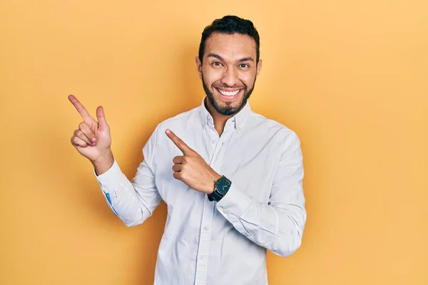 Homem Hispânico Com Barba Vestindo Camisa Negócios Sorrindo Olhando Para — Fotografia de Stock