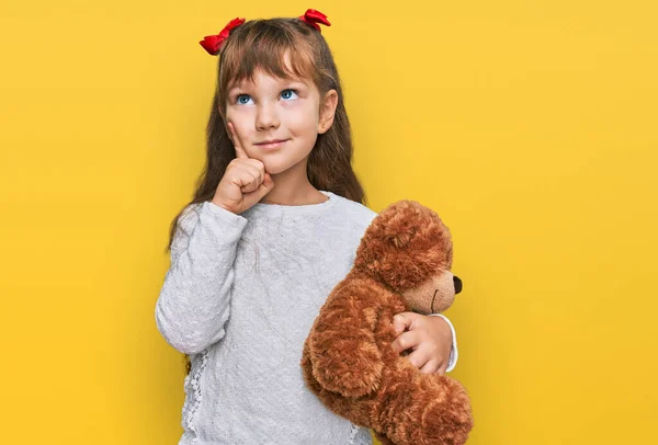 Klein Blank Meisje Kind Knuffelen Teddybeer Gevuld Dier Serieus Gezicht — Stockfoto