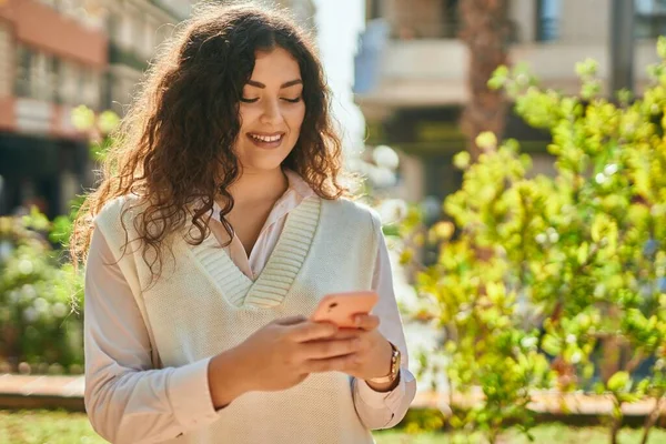 Mladá Hispánka Šťastně Usmívá Pomocí Smartphonu Městě — Stock fotografie