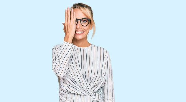 Mulher Loira Bonita Vestindo Camisa Negócios Óculos Cobrindo Olho Com — Fotografia de Stock