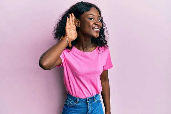 Красива Африканська Молода Жінка Повсякденній Рожевій Сорочці Посміхається Рукою Слухати — стокове фото