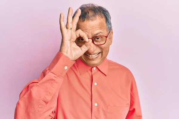 Middelbare Leeftijd Indiaanse Man Het Dragen Van Casual Kleding Bril — Stockfoto