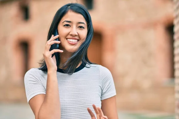 Junge Hispanische Frau Lächelt Fröhlich Auf Dem Smartphone Der Stadt — Stockfoto
