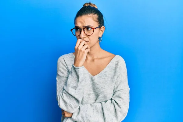 Mulher Hispânica Jovem Vestindo Roupas Casuais Olhando Estressado Nervoso Com — Fotografia de Stock