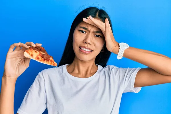 Joven Mujer China Comiendo Sabrosa Pizza Pepperoni Estresada Frustrada Con —  Fotos de Stock