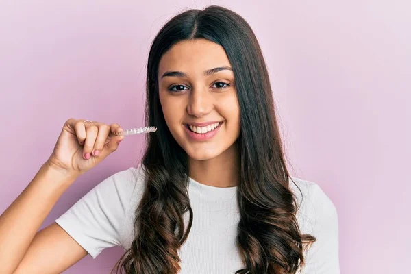 Jovem Hispânica Segurando Aligner Invisível Ortodôntico Olhando Positivo Feliz Sorrindo — Fotografia de Stock