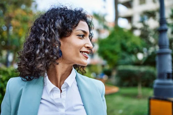 Ung Latinamerikansk Affärskvinna Bär Professionell Ser Leende Säker Staden — Stockfoto