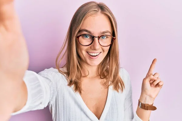 Vacker Blond Kvinna Tar Selfie Foto Bär Glasögon Ler Glad — Stockfoto