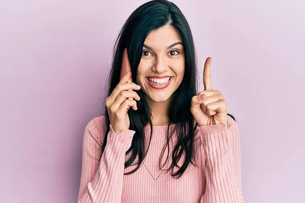 Jonge Latijns Amerikaanse Vrouw Gesprek Praten Smartphone Glimlachend Met Een — Stockfoto