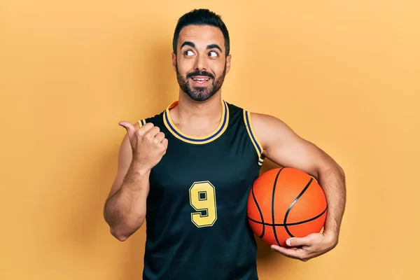 Bonito Hispânico Homem Com Barba Segurando Bola Basquete Apontando Polegar — Fotografia de Stock