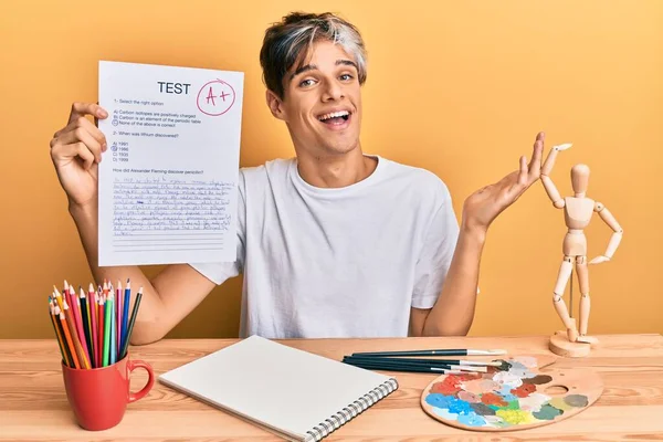 Giovane Artista Uomo Ispanico Tenendo Esame Superato Seduto Sul Tavolo — Foto Stock