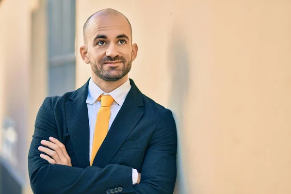 Jovem Hispânico Careca Empresário Com Braços Cruzados Sorrindo Feliz Para — Fotografia de Stock