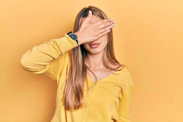 Mulher Hispânica Bonita Vestindo Camisola Amarela Casual Cobrindo Olhos Com — Fotografia de Stock