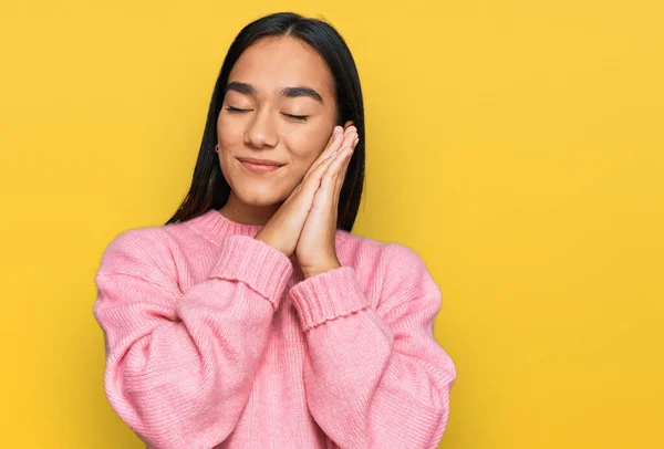 Junge Asiatin Lässigem Winterpullover Schläft Müde Träumend Und Posiert Mit — Stockfoto