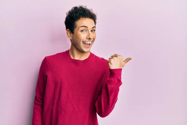 Handsome Hispanic Man Wearing Casual Clothes Pink Background Pointing Thumb — Stock Photo, Image