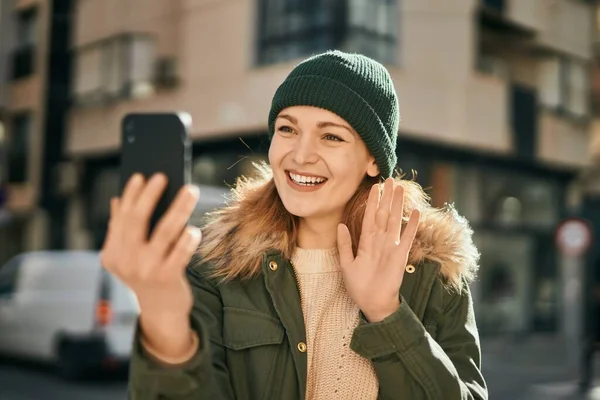 Jeune Fille Caucasienne Souriant Heureux Faire Appel Vidéo Utilisant Smartphone — Photo