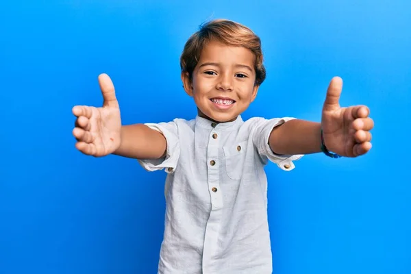 Adorable Niño Latino Con Ropa Casual Mirando Cámara Sonriendo Con — Foto de Stock