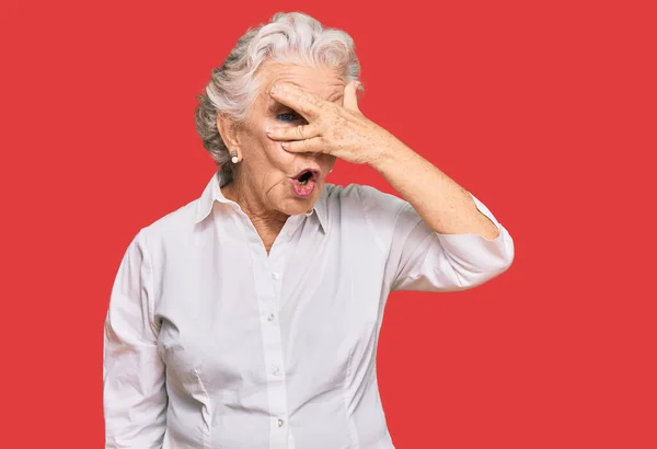 Senior Grey Haired Woman Wearing Casual Clothes Peeking Shock Covering — Stock Photo, Image