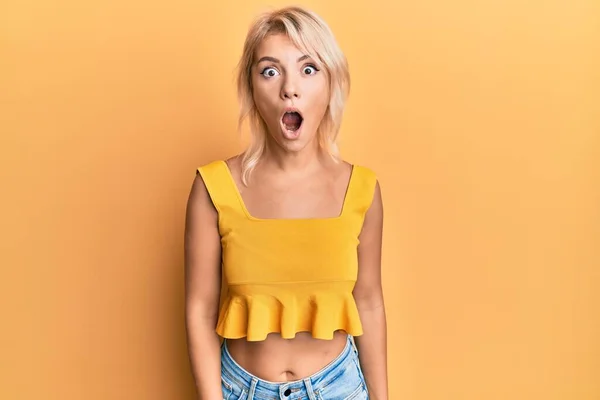 Młoda Blondynka Luźnych Ubraniach Przestraszona Zszokowana Zaskakującą Ekspresją Strachem Podnieconą — Zdjęcie stockowe
