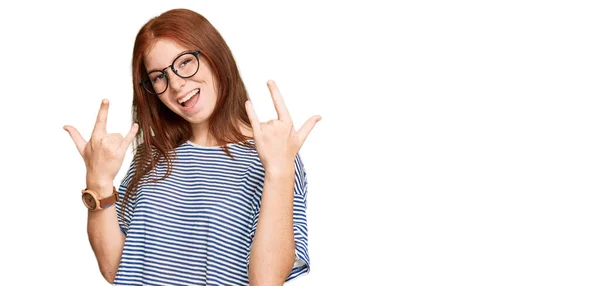 Junge Frau Mit Legerer Kleidung Und Brille Schreit Mit Verrücktem — Stockfoto