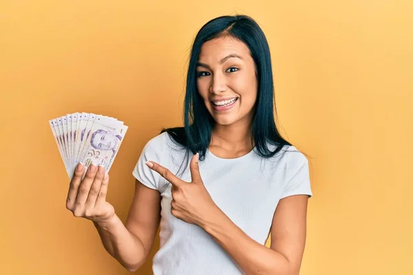 Krásná Hispánská Žena Drží Singapurské Dolary Bankovky Úsměvem Šťastný Ukazující — Stock fotografie