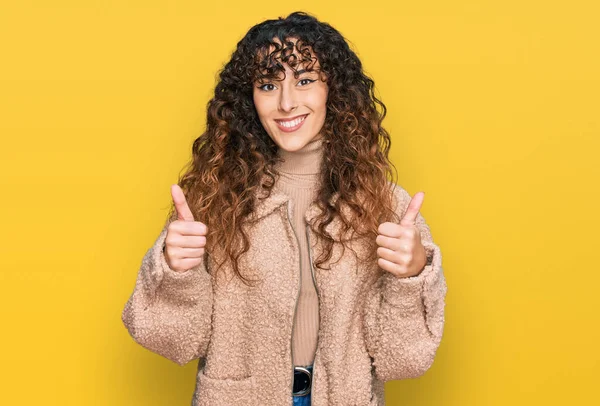 Muchacha Hispana Joven Con Ropa Invierno Signo Éxito Haciendo Gesto —  Fotos de Stock