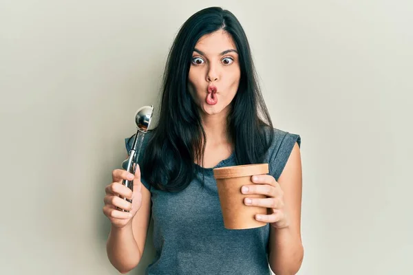 Giovane Donna Ispanica Che Tiene Gelato Facendo Faccia Pesce Con — Foto Stock