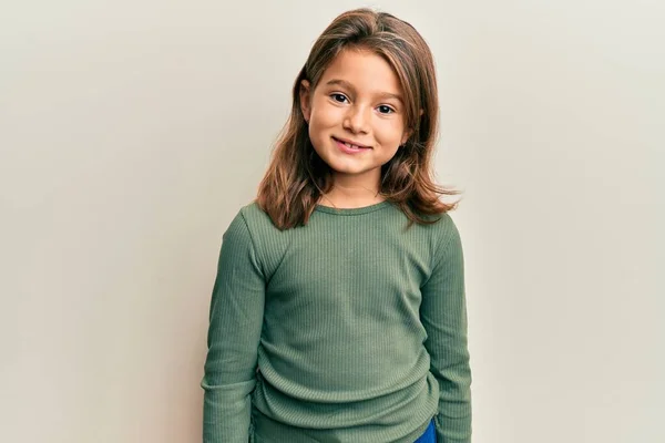 Kleines Schönes Mädchen Lässiger Kleidung Sieht Positiv Und Glücklich Stehend — Stockfoto