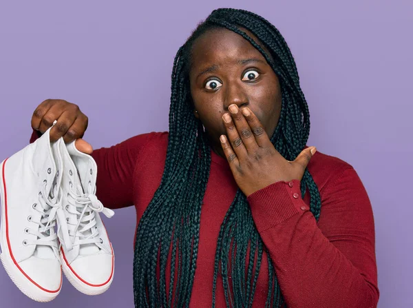 Jonge Zwarte Vrouw Met Vlechten Met Losse Schoenen Die Mond — Stockfoto