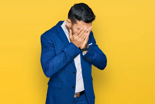 泣きながら手で顔を覆う悲しい表情のビジネスジャケットを着た若いヒスパニック系の男 うつ病の概念 — ストック写真