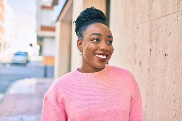 Mladá Africká Americká Žena Šťastně Usmívá Při Procházce Městě — Stock fotografie