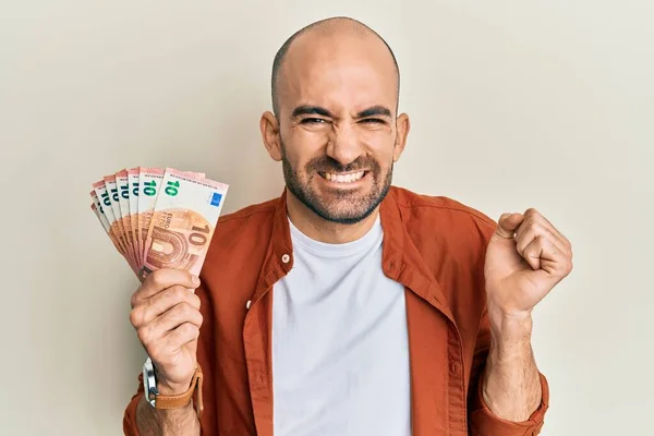 Junger Hispanischer Mann Hält Ein Bündel Euro Banknoten Der Hand — Stockfoto