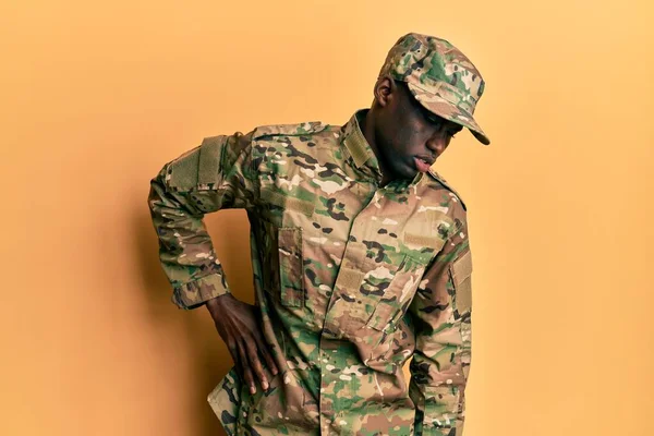 Jeune Homme Afro Américain Portant Uniforme Armée Souffrant Maux Dos — Photo